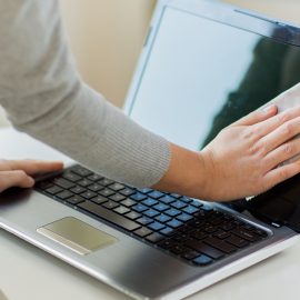 Hướng dẫn vệ sinh màn hình máy tính mới nhất 2024