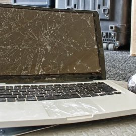 Làm Gì Để Tránh Để Màn Hình Laptop Bị Hư Hỏng