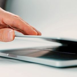 Có nên gập Laptop khi máy vẫn còn mở?