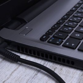 Làm thế nào để chọn sạc phù hợp cho laptop?