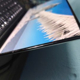 Laptop bị hở viền màn hình có sao không?
