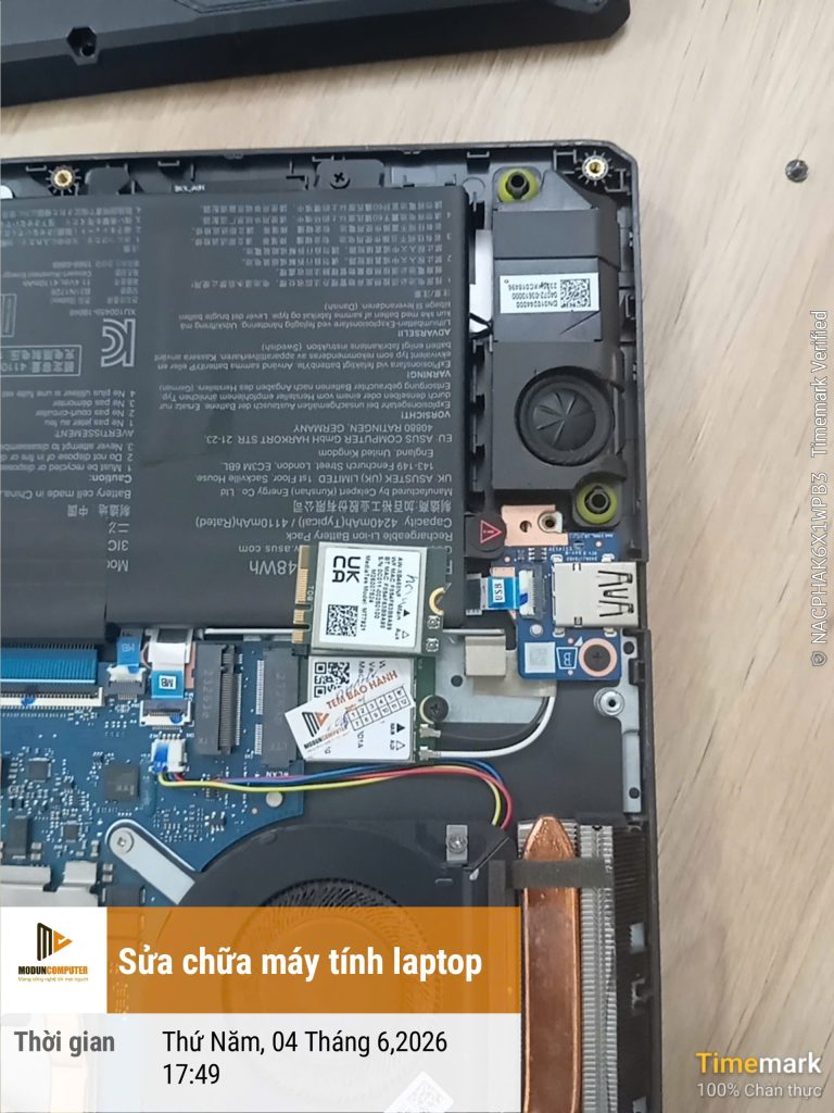 Nên ưu tiên các trung tâm sửa chữa laptop TPHCM cho phép xem trực tiếp quá trình thay card Wi-Fi.